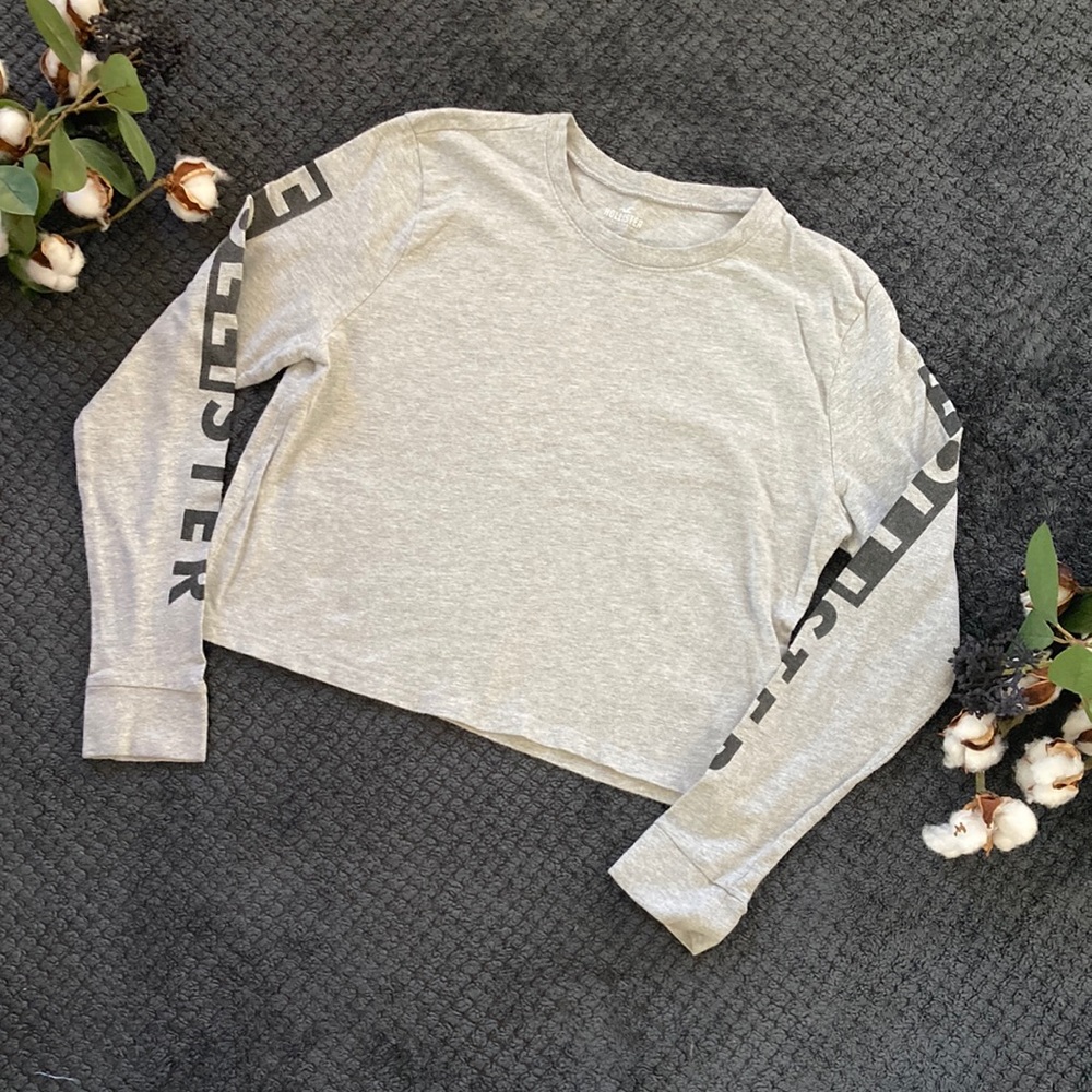 Hollister brand long sleeve cropped shirt. Gray with black lettering. Size XS